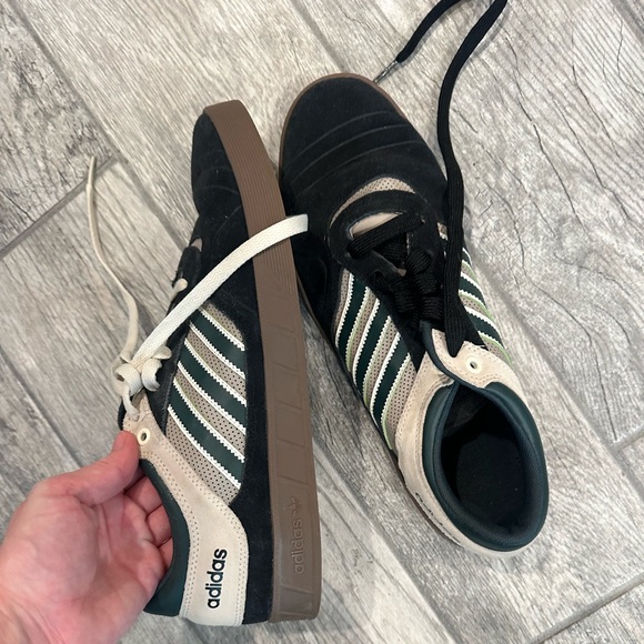 SALE💸💙💙Adidas skate boarding men’s black, green and cream. - Picture 3 of 16